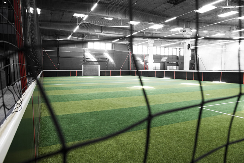 Terrain de football à 5 indoor vu depuis l'arrière du filet de but